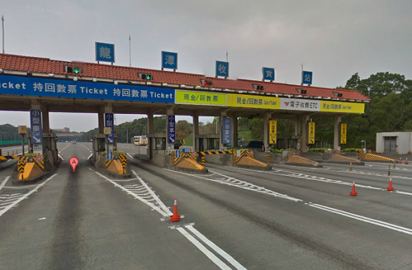 龍潭收費站便道將走入歷史，引起居民不滿。（翻攝自／GoogleMap）