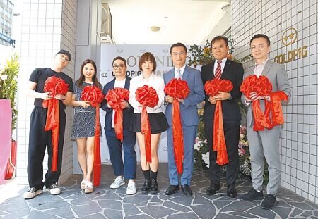 韓式烤肉金豬食堂全球首間海外分店13日在台北開幕,國泰世華銀行副總經理陳冠學(右起)、三得利集團亞太區總裁Hayashi Masato、金豬台灣代表董事長陳鴻霖、金豬食堂創辦人夫妻朴秀卿、申在佑、韓國金豬顧問李真英及韓國藝人Simon D一起剪綵。(范揚光攝)