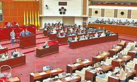 台北市議員洪婉臻13日在議會財政建設部門質詢時,揭露台北市公有環南市場二期落成至今3個月已停電10次,讓攤商不堪其擾,甚至造成營業損失。(丁上程攝)