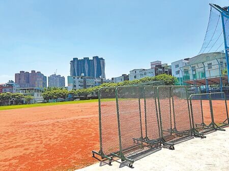 新北市淡水地區唯一的社區棒球場-沙崙文中四棒球場,整修後開放使用,卻傳出收費過高,每日場租高達萬元,引發民眾反彈。(張鎧乙攝)