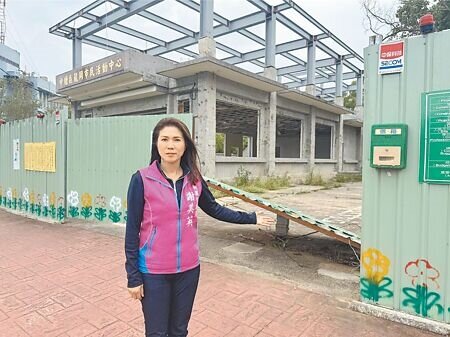 無黨籍桃園市議員謝美英說,中壢龍岡、舊明市民活動中心增建工程歷經6度流標,好不容易成功發包又遇上廠商落跑成廢墟。(蔡依珍攝)