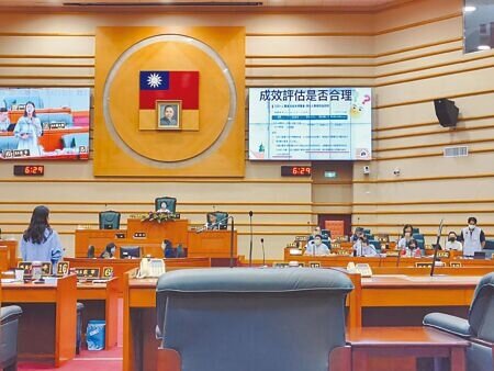 嘉義市議員戴寧13日質詢文化局今年底將辦「諸羅建城320+1城市博覽會」活動如何帶來觀光效益。(廖素慧攝)