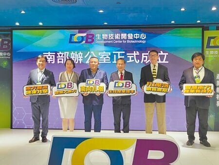 生技中心南部辦公室13日啟用,右起為台南億載會長陳威仁、國科會科技辦公室副副執行秘書呂佩融、生技中心董事長涂醒哲、行政院南部中心執行長徐乃文、南科管理局長鄭秀絨等人共同揭牌。圖∕顏瑞田