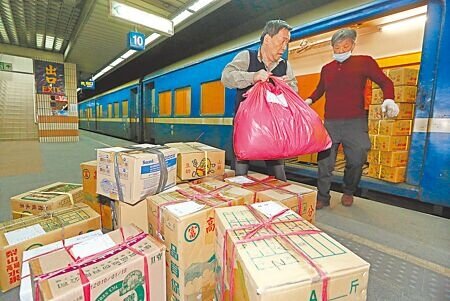 台鐵6月23日不僅調漲客運票價,運送包裹也喊漲!圖為萬華車站行李房員工工作情形。(本報資料照片)