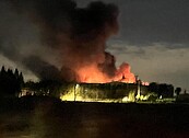 桃園新屋資源回收場深夜大火　大量報案打爆119