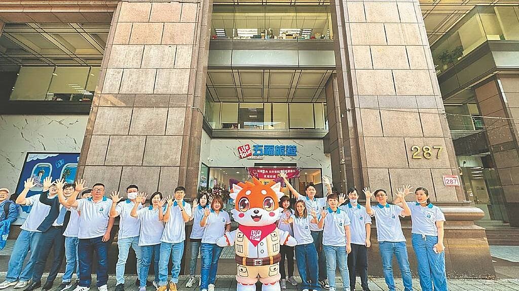 五福旅遊台北南京復興門市13日開幕並與復華里合作,邀請60位里民參加「新竹桐花季」敦親睦鄰一日遊,五福旅遊同仁揮手致意歡送。圖/五福旅遊提供