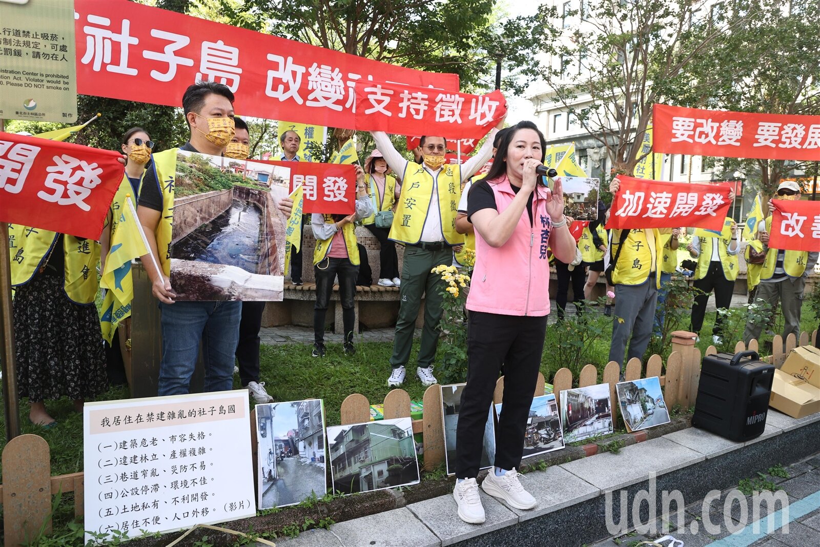 今天的公聽會場外,贊成和反對區段徵收的民眾都在舉行記者會。記者邱德祥/攝影