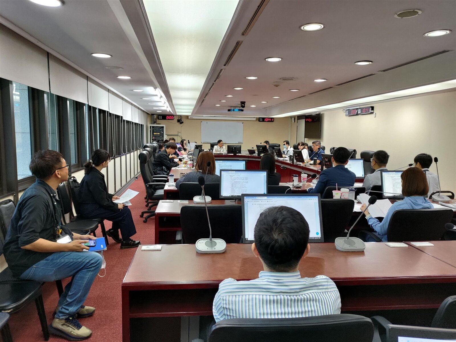 北市議會法規委員會今天討論「北市社會住宅興辦及公益出租人出租房屋減免地價稅及房屋稅自治條例」修正案。記者林麗玉／攝影 