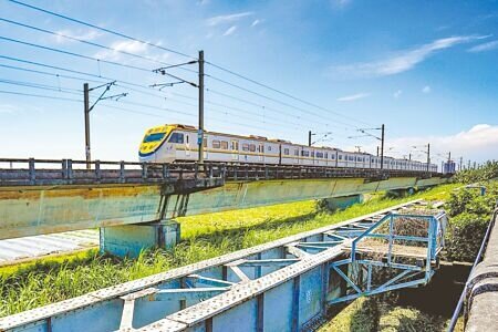 
宜蘭鐵路高架化因為跨越蘭陽溪的鐵路橋須改建，不只總經費增加，工程也延後1年。圖為蘭陽溪鐵路橋。（李忠一攝）

