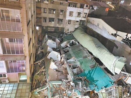 
新北市三重區六張街「莘聖沐光居」建案，今年1月6日開挖地下室造成兩側鄰房傾斜後倒塌全拆除，新北地檢署發現建案施工過程疑似偷工減料或是便宜行事，上月15日帶回4人說明，複訊後以3萬至10萬不等交保。（本報資料照片）
