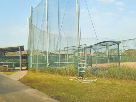 桃園市龜山棒球場有紅土流失、場地不平、排水不良等問題。(賴佑維攝)