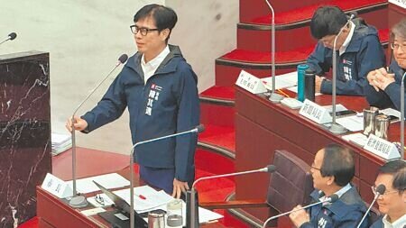 高雄市長陳其邁(左)8日坦言,「高雄身為BMI最高的城市,不是光彩的事」,將責成衛生局擬定促進健康相關計畫。(柯宗緯攝)