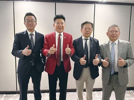 台北市不動產代銷經紀商業同業公會理事長王明正(左二)、副理事長張境在(右一),及新聯陽實業副董事長林徹人(右二)、甲桂林廣告總經理陳衍豪(左一)等共同向政府喊話:「政府應鬆綁房貸管制政策,不溯及既往!並訂出日落、日出條款」。圖∕蔡惠芳