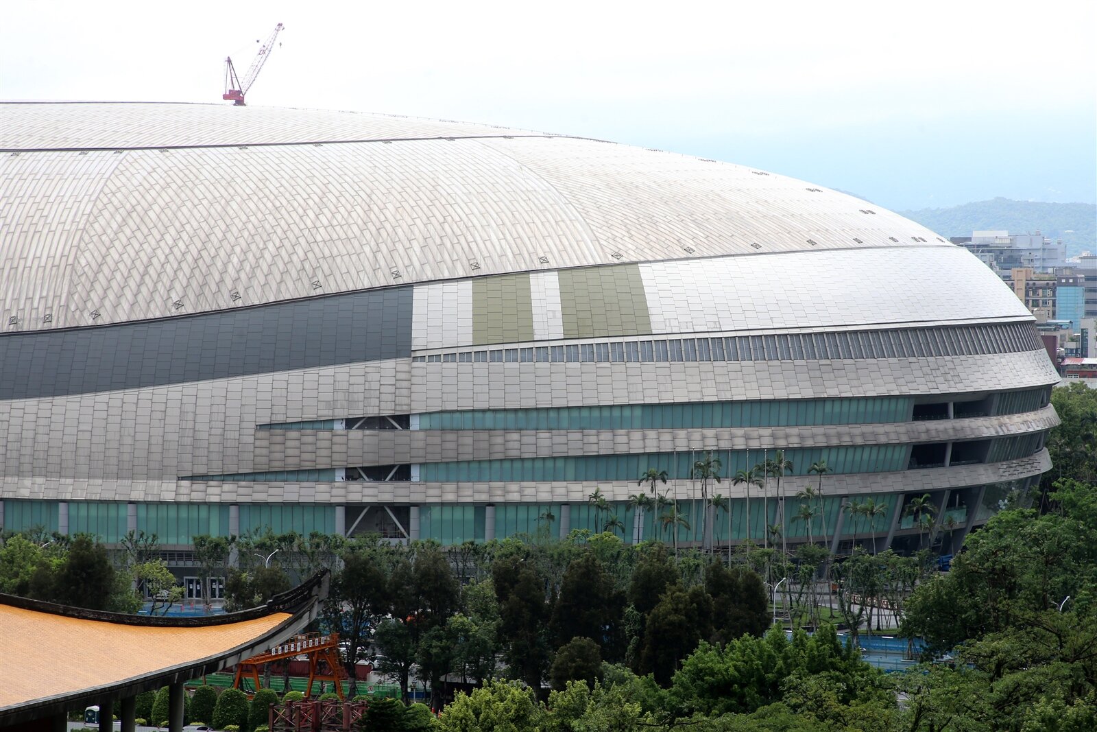 大巨蛋周邊5個里里長,今天向市長蔣萬安陳情,要求市府正視居民生活安寧,及恐影響老屋結構,要求市府訂定新規範,新規範出來前,先比照小巨蛋的阿妹條款。本報資料照片