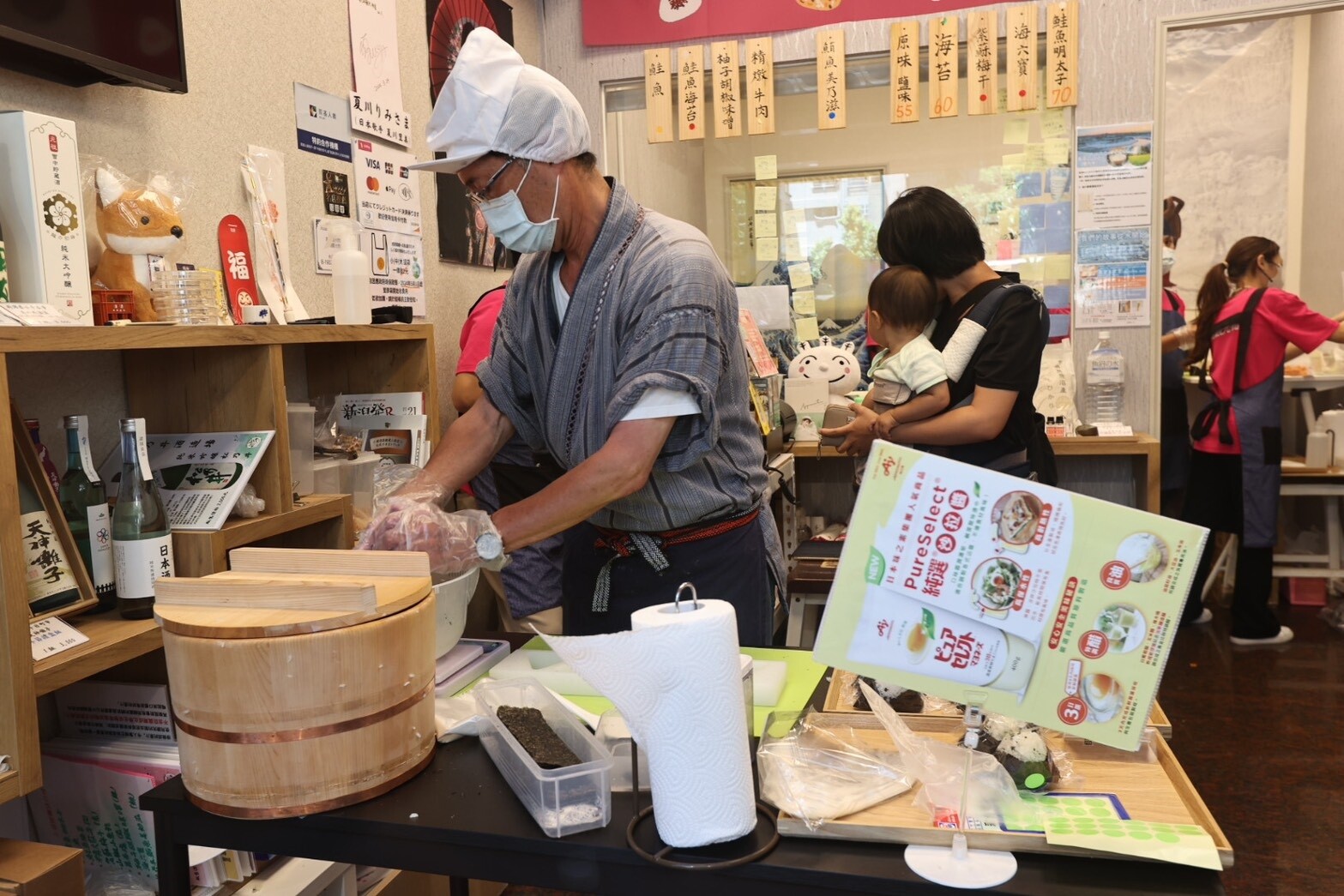 樋口先生(左)在飯糰店製作飯糰。記者劉學聖/攝影