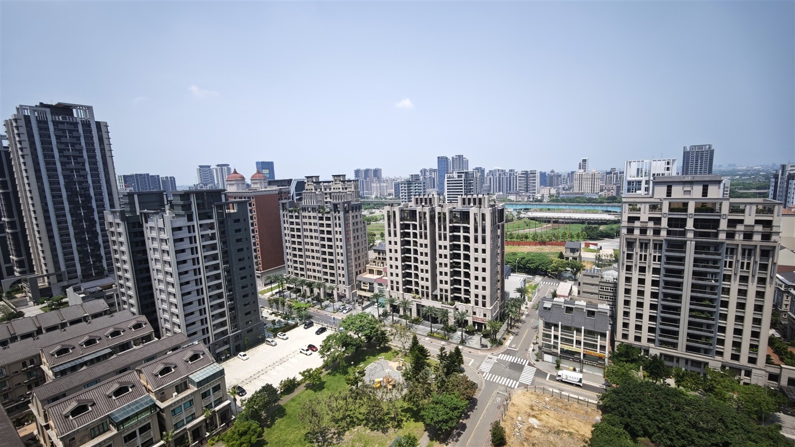 新興社區林立人口密集,民眾對社區環境品質的要求越來越高,市府也全力排除噪音,圖為青埔特定區。記者鄭國樑/攝影