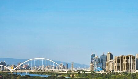 
川普關稅戰，巿場人士認為短期有助熱錢流入，但長期來看衝擊出口，不利房巿發展。（王莫昀攝）
