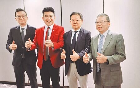 
台北巿不動產代銷公會理事長王明正（左二）、副理事長張境在（右一）、新聯陽副董林徹人（右二）、甲桂林廣告總經理陳衍豪（左一）等向政府喊話，籲鬆綁房貸管制政策，不溯及既往。（王莫昀攝）
