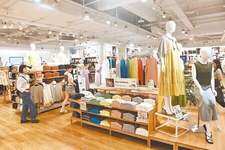 UNIQLO發表聲明,已全面檢查蘆洲店內展示區,未發現任何明顯汙損,但為確保消費者的購物環境,仍會徹底清潔與消毒。示意圖。(本報資料照片)