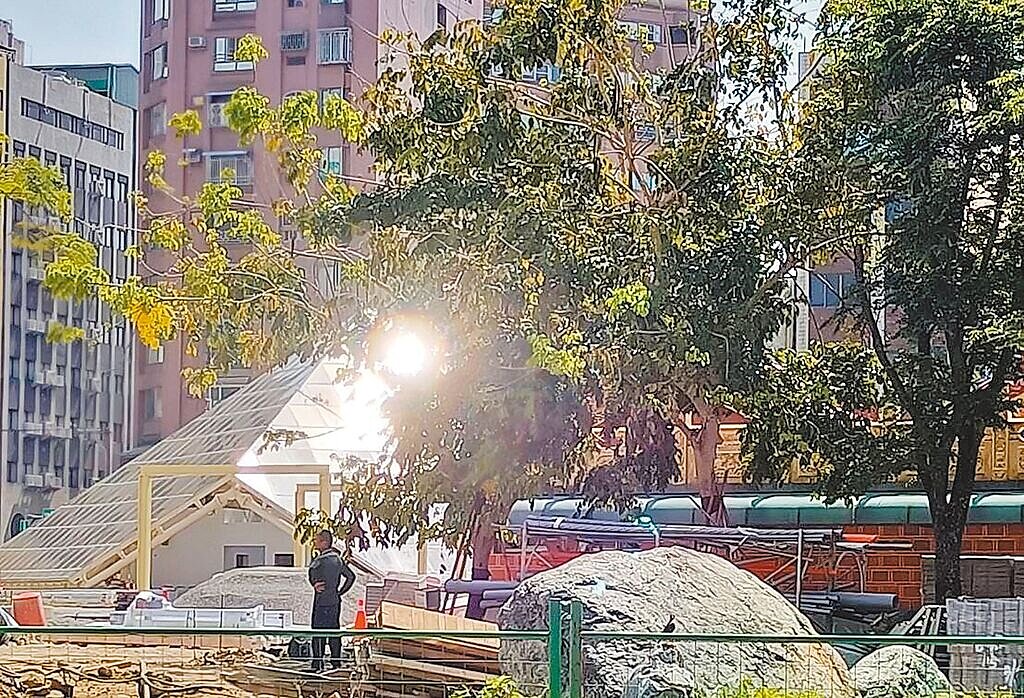號稱「台版羅浮宮」的嘉義市義昌公園地下停車場玻璃帷幕反射光害，惹民怨。圖／鄭光宏提供

