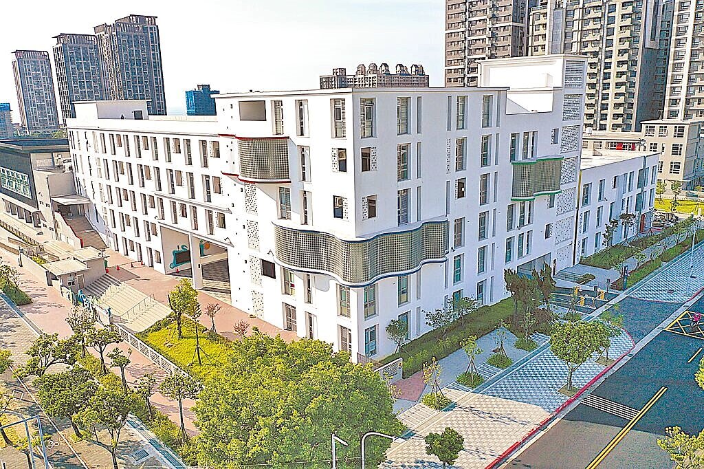 新北市淡海國小新建校舍外觀明亮、空間寬敞。圖／新北市教育局提供

