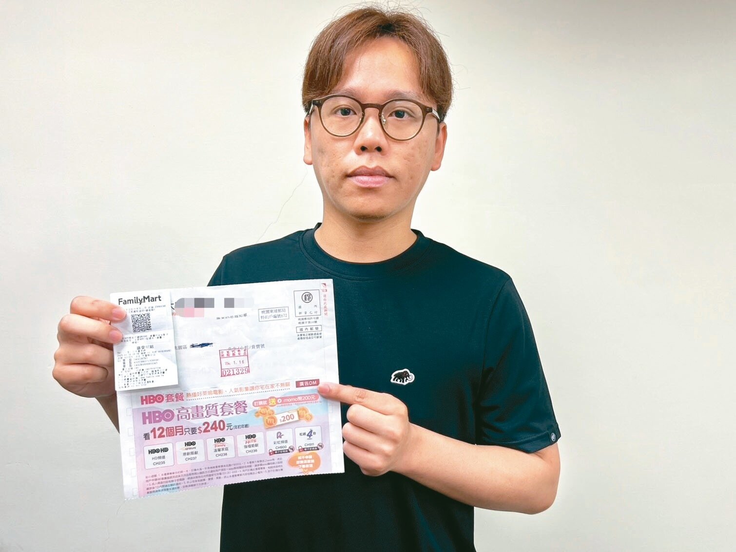 桃園某有線電視業者推廣網路寬頻方案,廣告單有訂購繳費條碼,長者以為是電視頻道收費單就繳費,衍生爭議。
記者陳俊智/攝影