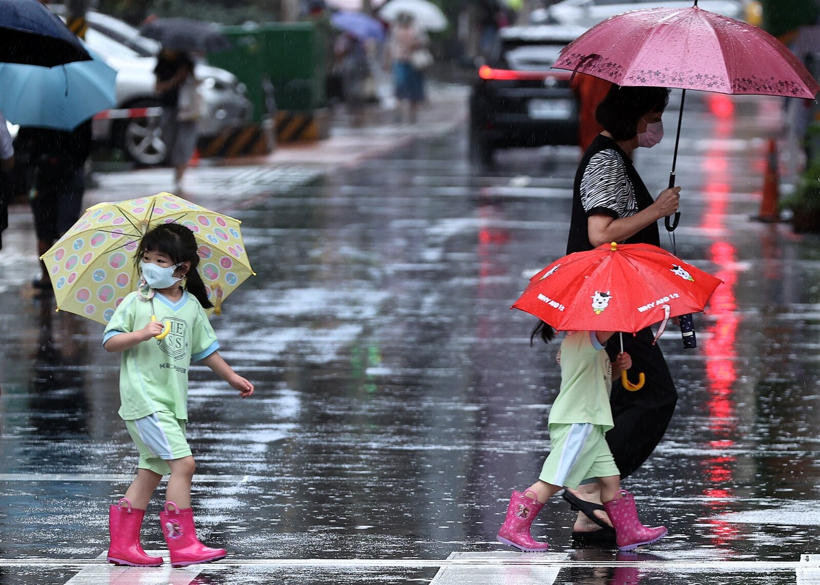 今明兩天各地轉有陣雨或雷雨,慎防劇烈天氣的發生,例如雷擊、強風、瞬間強降雨。本報資料照片