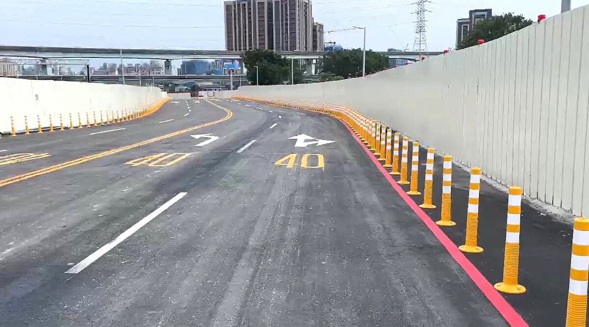 泰林路替代道路為雙向各2車道,兩側均有人行通道。圖/新北市地政局提供