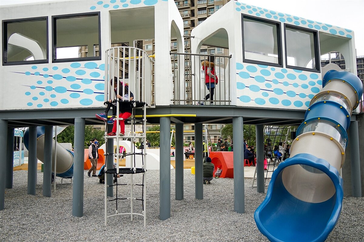 占地700多坪的淡水區「公23公園」以「淡海輕軌」為主題，由4個輕軌車廂組成的兒童遊戲場，非常適合孩童玩耍放電。圖／景觀處提供

