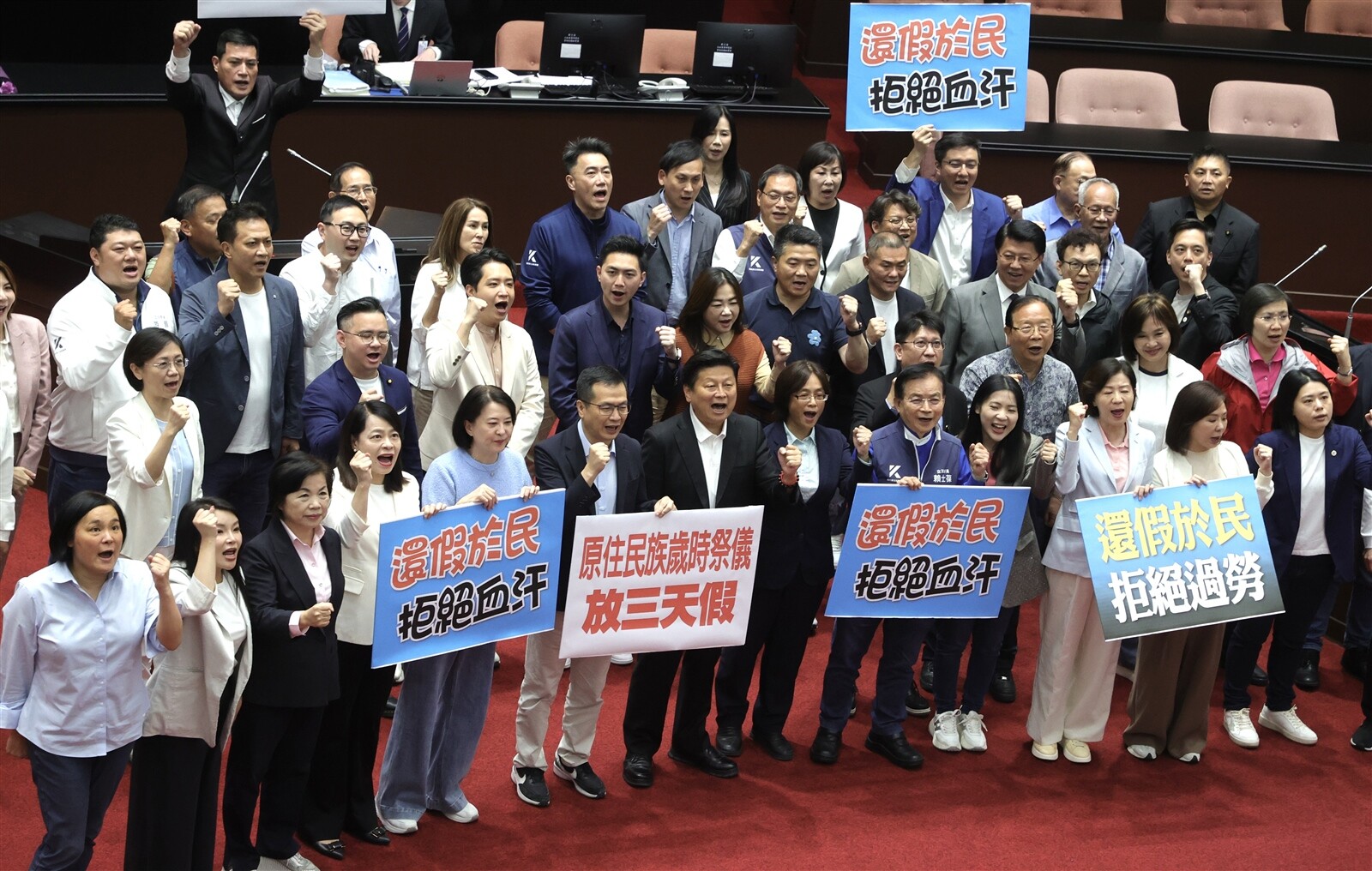 立法院昨天三讀通過「紀念日及節日實施條例」草案,9月28日孔子誕辰紀念日、10月25日台灣光復暨金門古寧頭大捷紀念日、12月25日行憲紀念日、小年夜及5月1日勞動節全國放假。圖/聯合報系資料照片