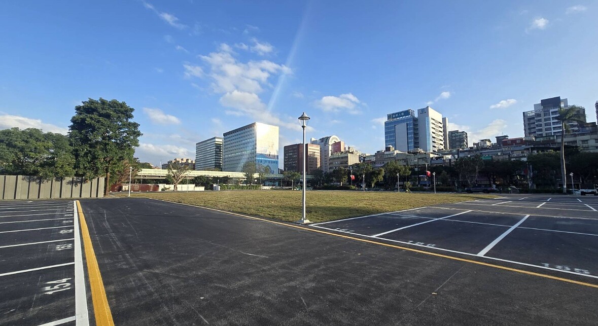 一殯拆除後,目前基地現況視野相當開闊,短期將先作為停車場使用。圖/北市殯葬處提供