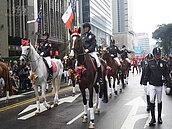 2013新北市歡樂耶誕城踩街　新北騎警隊吸睛