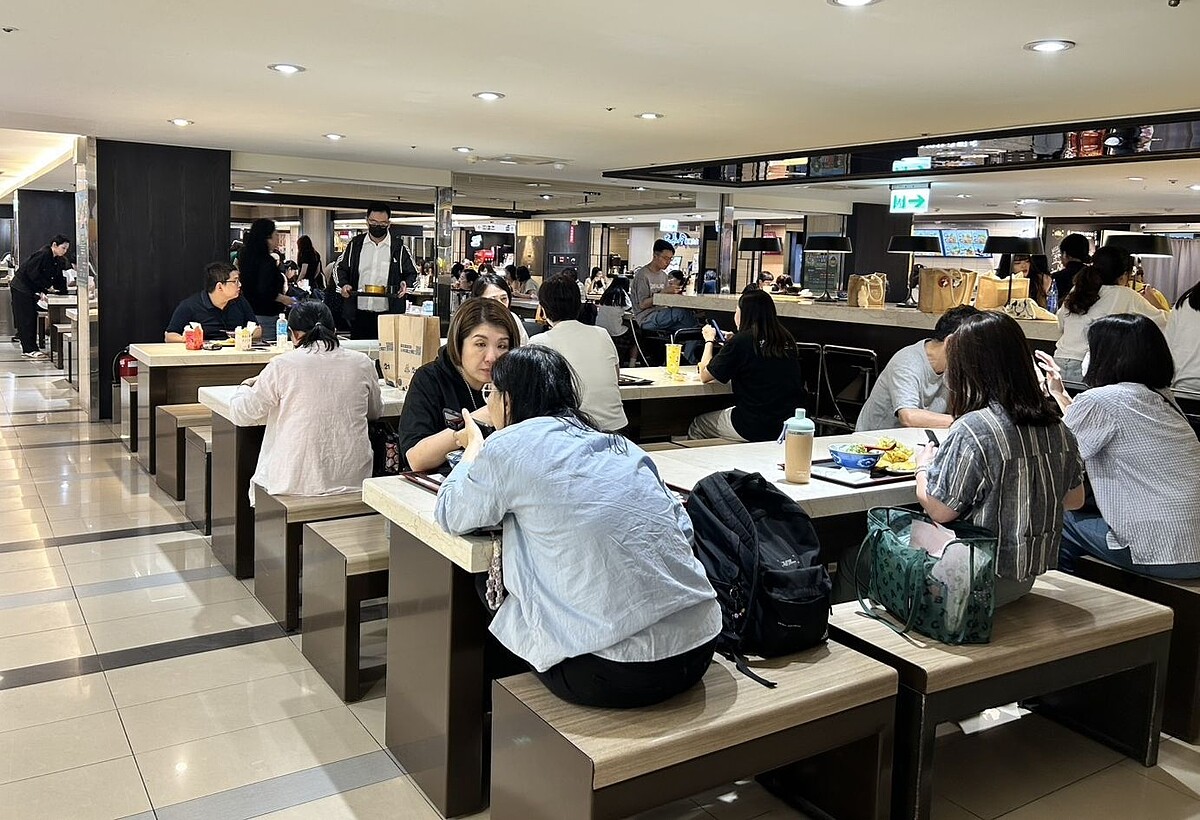 中友百貨16日上午11時許停電約27秒後復電,營運未受影響,中午美食街人潮滿滿。圖/讀者提供