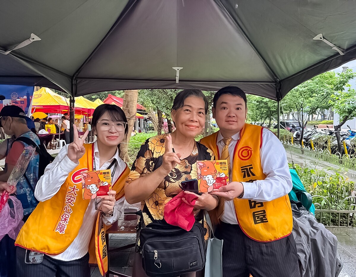虎嘯里母親節暨端午節音樂會提供義剪服務,許多長者前往參加活動。