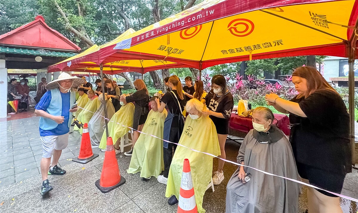 虎嘯里母親節暨端午節音樂會提供義剪服務,許多長者前往參加活動。