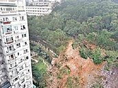 疑排水設施老舊　轟隆巨響　達觀社區擋土牆坍