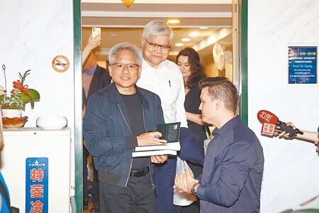 輝達執行長黃仁勳(左)16日晚與台積電董事長魏哲家在台北市「鄒記食舖」共進晚餐。(鄧博仁攝)