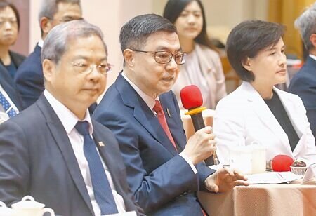 
行政院長卓榮泰（前中）上任將屆滿1年，與副院長鄭麗君（前右）、祕書長龔明鑫（前左）等人16日在行政院舉行記者會。（趙雙傑攝）
