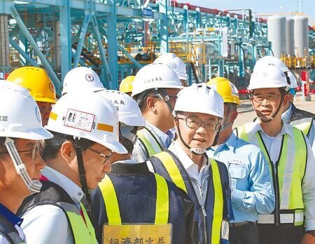行政院長卓榮泰(中)16日視察中油觀塘接收站,強調雖然台灣已是非核家園,但有信心未來供電無虞。(范揚光攝)