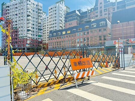 高雄九如橋是串聯左營、鼓山、三民區的重要通道,2023年底開始拆除、並啟動新橋工程,至今花了1年半時間,雖然外觀上能看到重新鋪設的道路,但仍未開放通車,讓居民實在等不及,紛紛表示希望能快點蓋好。(紀爰攝)