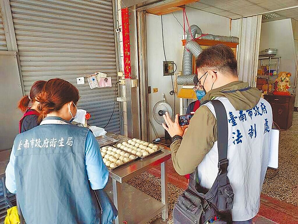 台南市衛生局稽查1家傳出有網友吃到蟑螂腳的網紅水煎包業者。（台南市衛生局提供／程炳璋台南報導）
