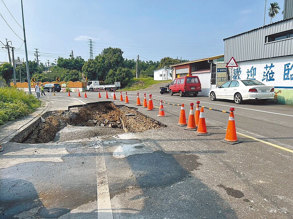 台中市后里區仁里里圳寮路16日驚傳道路突然塌陷,產生1個大坑洞,令在地居民直呼傻眼,自家車差點掉進去。(市議員邱愛珊辦公室提供/温予菱台中傳真)