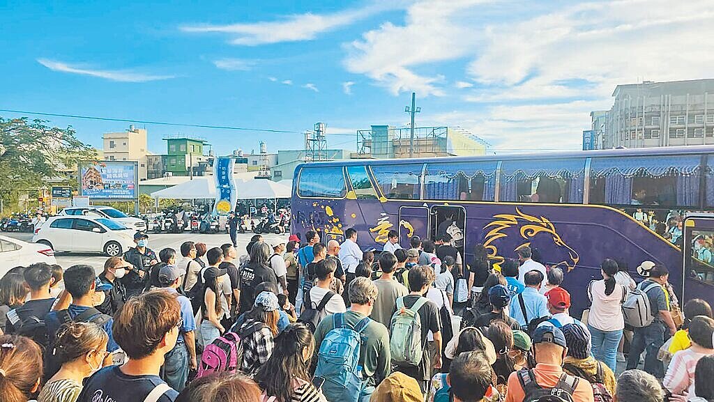 台鐵屏東枋山至加祿間16日下午發生電車線斷落，區間路線雙向不通，大批旅客在潮州車站等候接駁。（讀者提供／蔡旻妤台東傳真）

