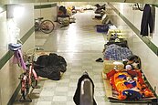 冷！夜宿地下道　街友搶地盤