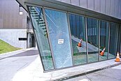 基隆海科館玻璃被砸 水池染色