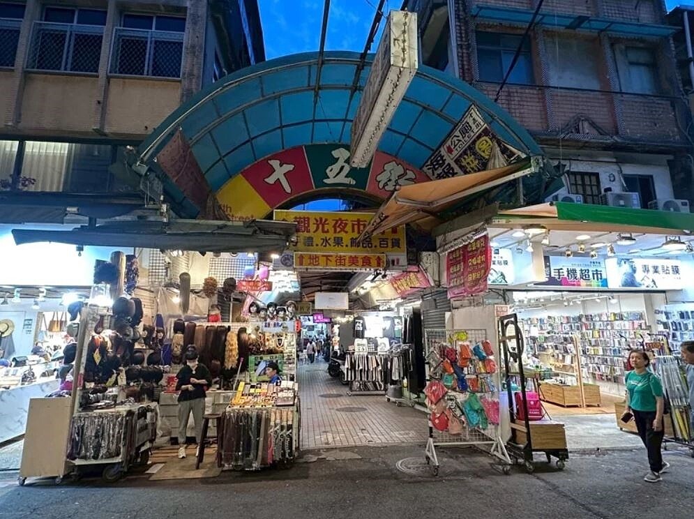 北市士林區大東路15街連貫基河路及大東路，在地議員陳賢蔚點出這是士林夜市心臟地帶的通道。圖／陳賢蔚提供
