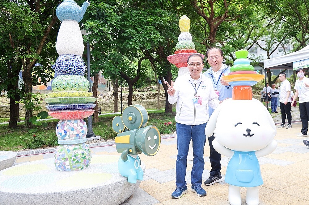 侯友宜表示,公三公園利用捷運三鶯線陶瓷老街站體下閒置空間規劃為共融公園,打造休憩共享綠地。圖/新聞局提供