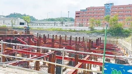 
基隆市議員陳冠羽質疑，基隆市政府的社宅政策牛步化，並且有「炒老宅、蓋小宅」的現象，痛批基隆已是北台灣的炒房聖地。圖為基隆市正在興建中的光明安居社宅。（張志康攝）
