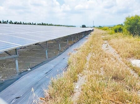 
多數地面型太陽能發電廠設置於農牧用地，對當地居住環境與農業發展造成衝擊，爭議時有所聞。雲林縣政府要求業者在申請籌設或擴建許可前，必須先在案場所在地所有村里舉辦說明會。（本報資料照片）
