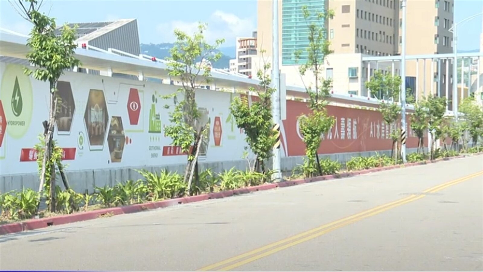 ▼新光人壽北士科T17、T18基地現場圍起圍籬,標有AI水岸智慧園區。(圖/東森新聞)